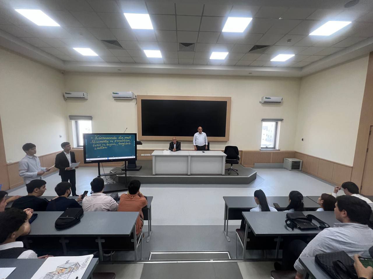Toshkent arxitektura-qurilish universitetida "Dolzarb 90 kun" loyihasi doirasida adabiy badiiy kecha o'tkazildi