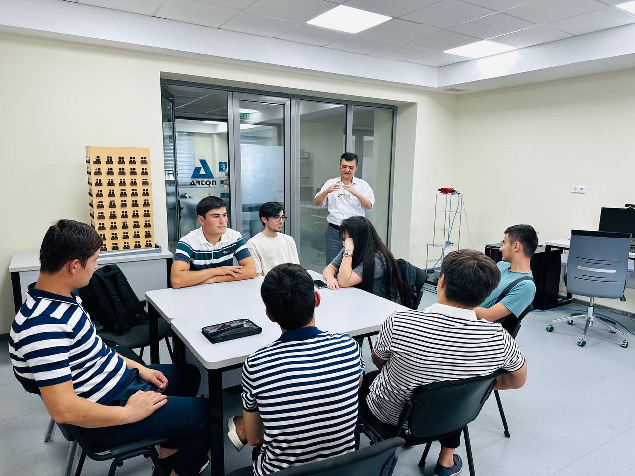 “Dolzarb 90 kun” dasturi doirasida “Bir talabaga – bir loyiha” o‘quv akseleratsiya dasturi asosida amaliy seminar-trening o‘tkazildi