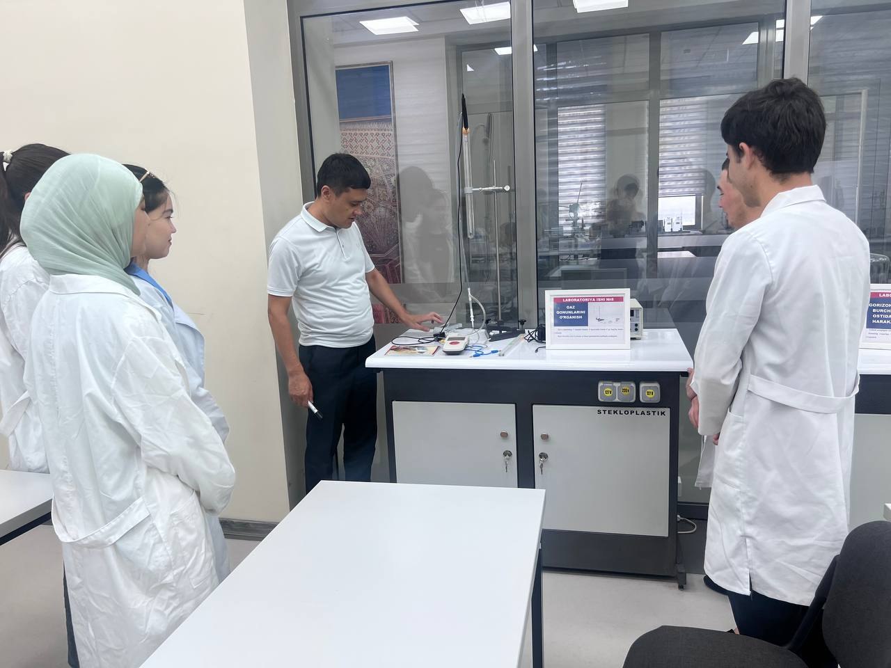 Toshkent arxitektura-qurilish universitetida "Dolzarb 90 kun" loyihasi doirasida "Amaliy fizika laboratoriyasi" va "Amaliy kimyo laboratoriyasi" to'garaklari davom etmoqda