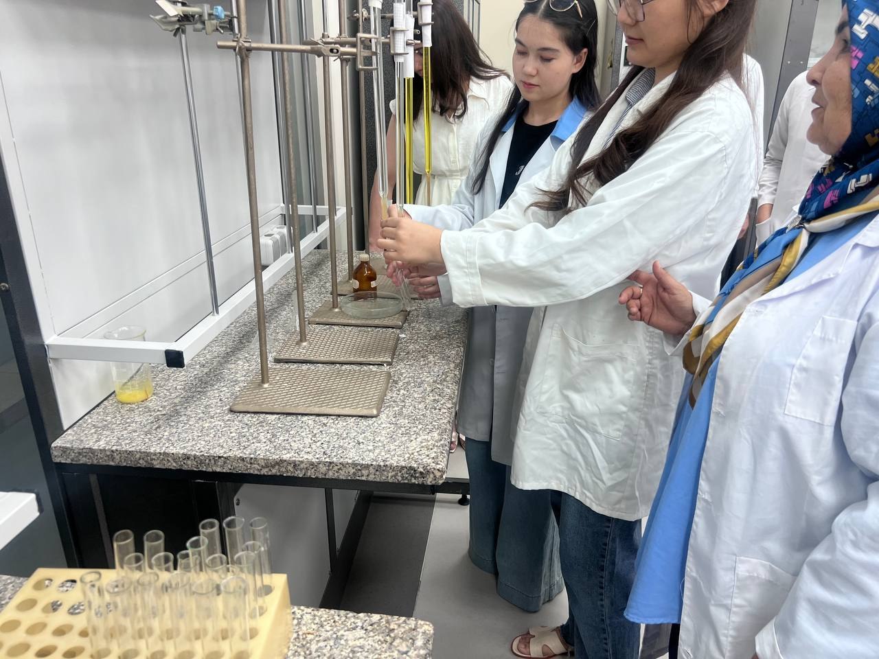 Toshkent arxitektura-qurilish universitetida "Dolzarb 90 kun" loyihasi doirasida "Amaliy fizika laboratoriyasi" va "Amaliy kimyo laboratoriyasi" to'garaklari davom etmoqda
