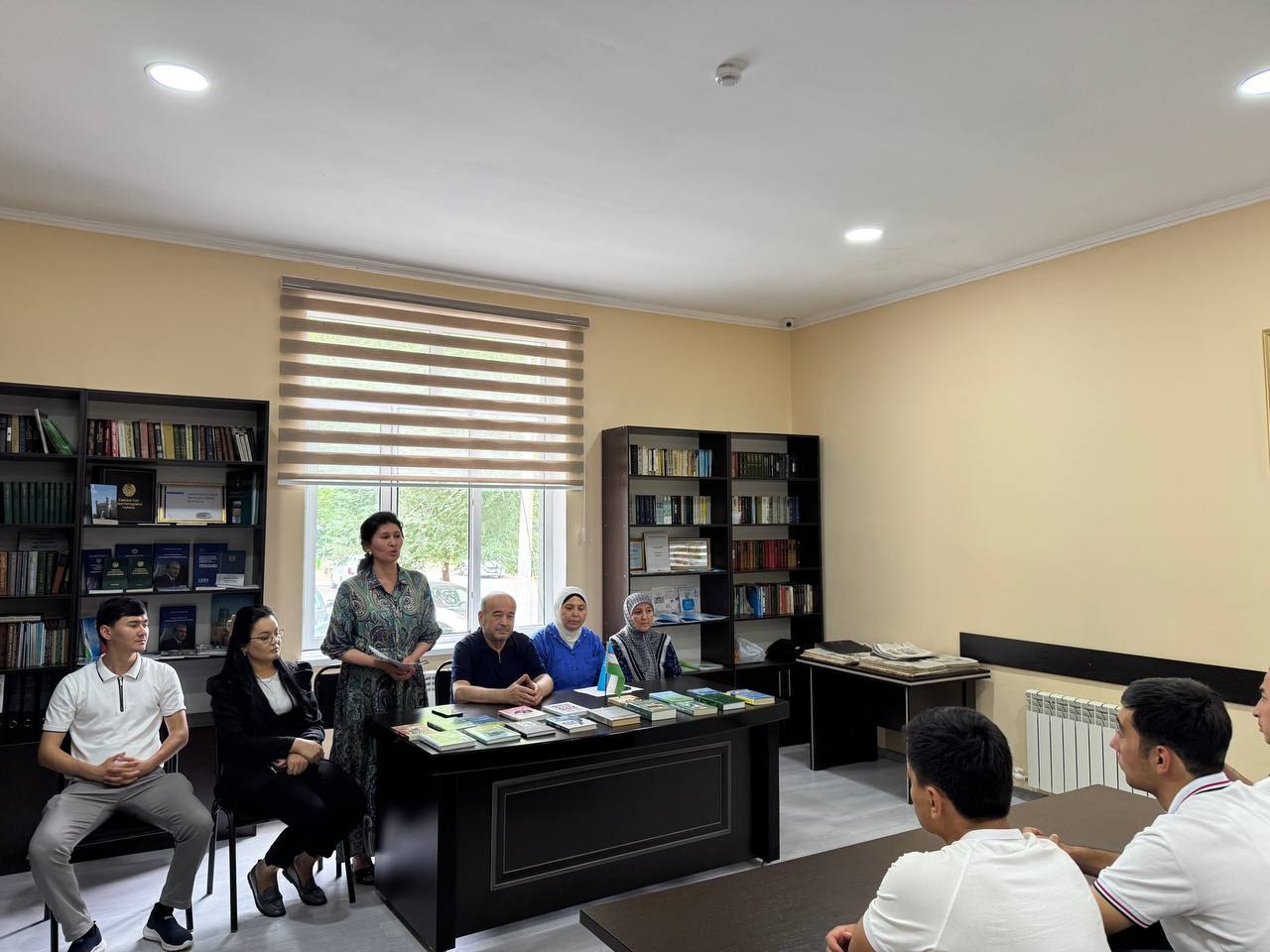"Tirik kitob yohud Kitob kelajak kaliti" mavzusida davra suhbati tashkil etildi