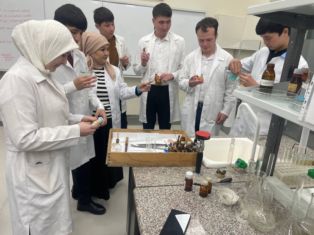 Toshkent arxitektura-qurilish universitetida “Dolzarb 90 kun” loyihasi doirasida “Amaliy kimyo laboratoriyasi” to‘garagi faoliyati davom etmoqda