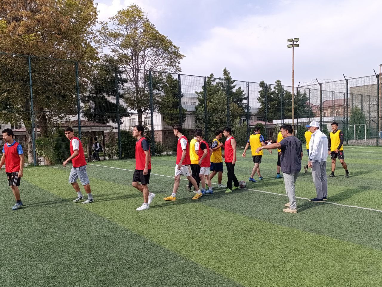 Toshkent arxitektura-qurilish universitetida talaba-yoshlar oʻrtasida futbol musobaqasi bo‘lib o‘tmoqda