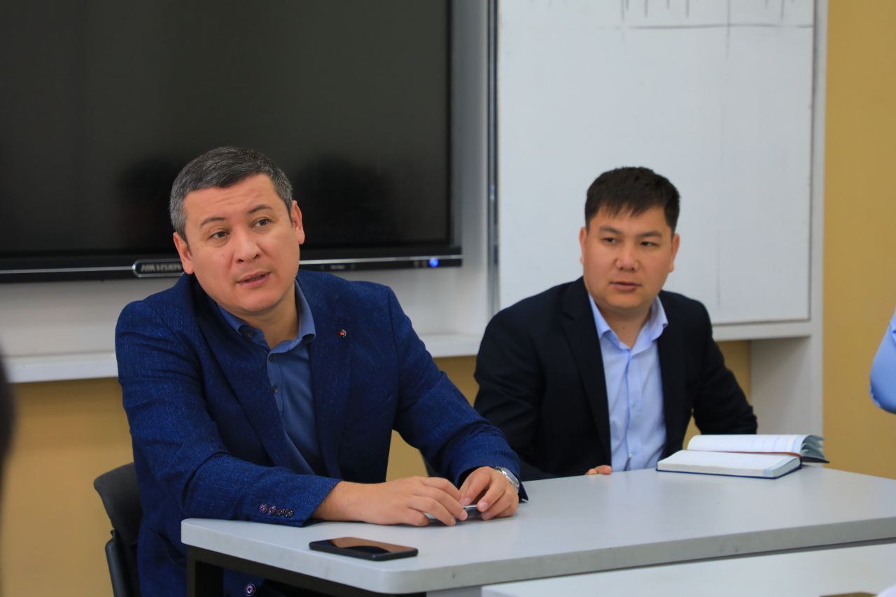 Toshkent arxitektura-qurilish universitetining strategik rivojlantirish bo‘yicha birinchi prorektori A.Abdukarimov Student Union faollari bilan ochiq muloqot shaklidagi davra suhbatini o‘tkazdi