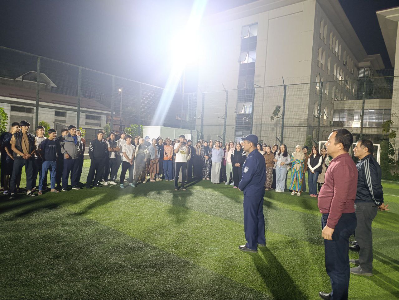 “Zilzila sodir bo‘lganda talabalarni evakuatsiya qilish” mavzusida amaliy mashg‘ulot o‘tkazildi