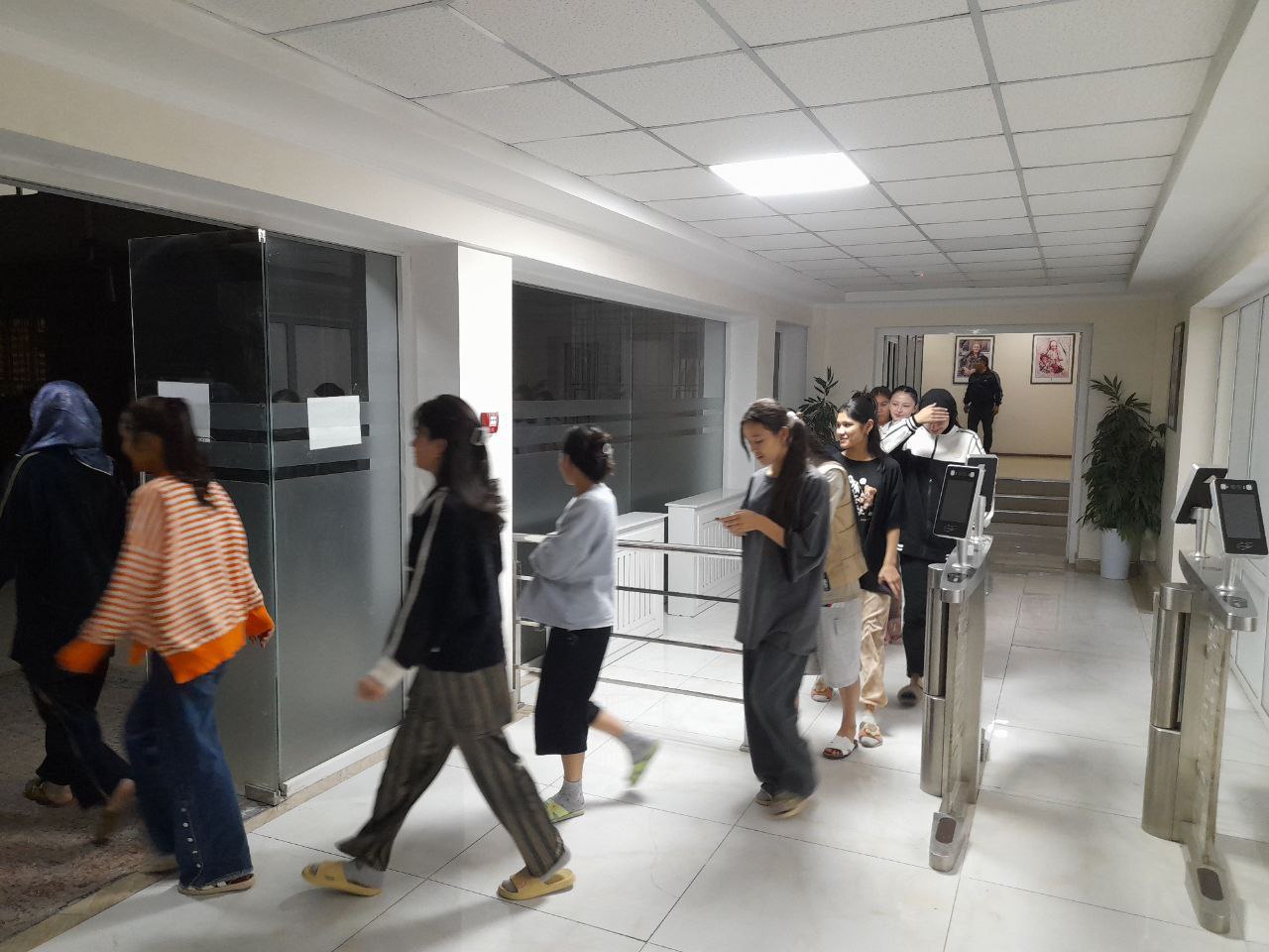 “Zilzila sodir bo‘lganda talabalarni evakuatsiya qilish” mavzusida amaliy mashg‘ulot o‘tkazildi