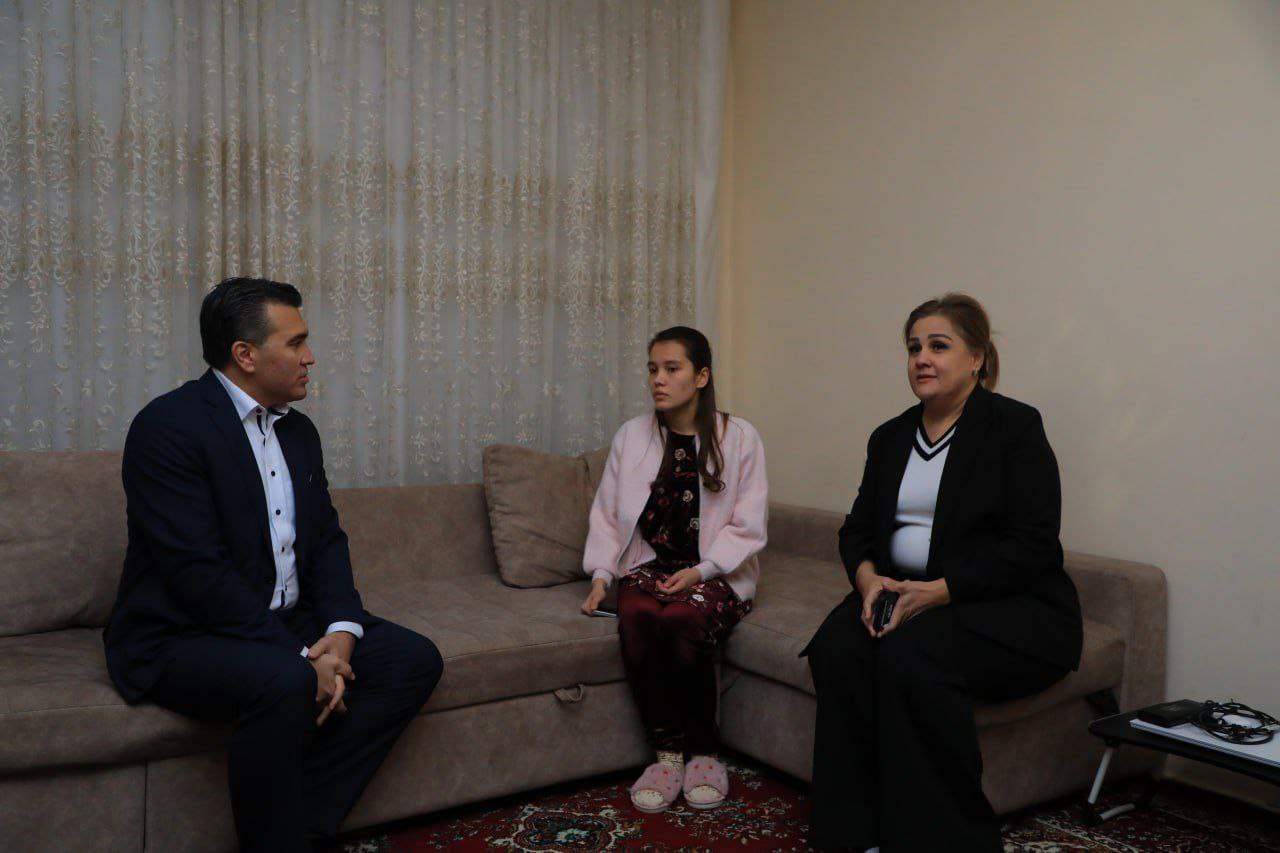 Toshkent arxitektura-qurilish universiteti rektori Baxrom Tulaganov va Xotin-qizlar maslahat kengashi raisi N.Kurbanova ijara xonadonlarida yashayotgan talabalarning holidan xabar oldi