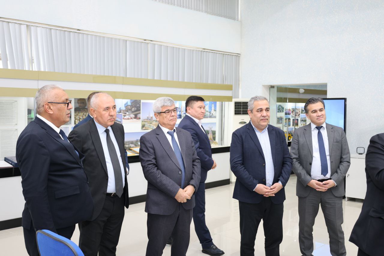 Toshkent arxitektura-qurilish universiteti rektori Baxrom Tulaganov Navoiy davlat konchilik va texnologiyalar universitetida bo‘lib o‘tgan “Muruntov” forumida faol ishtirok etdi