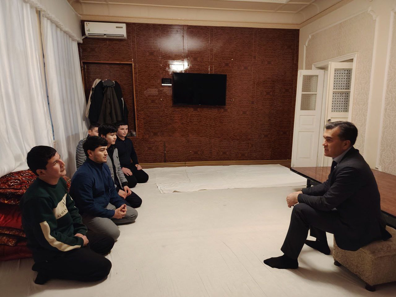 Toshkent arxitektura-qurilish universiteti rektori Baxrom Tulaganov ijara xonadonlarida yashayotgan talabalar holidan yaqindan xabar oldi