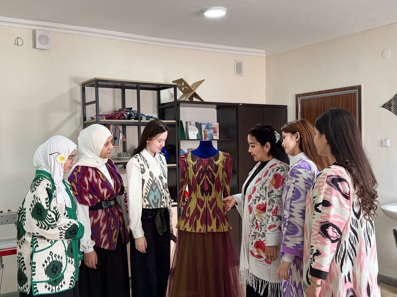 “Tikuvchilik san’ati” to‘garagining navbatdagi mashg‘uloti bo‘lib o‘tdi