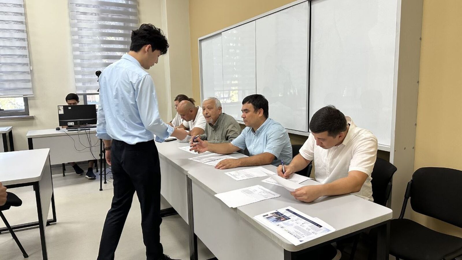 TAQUda tasdiqlangan jadval asosida texnikumni muvofaqqiyatli tamomlagan bitiruvchilarga imtihon(suhbat)lar bo‘lib o‘tmoqda