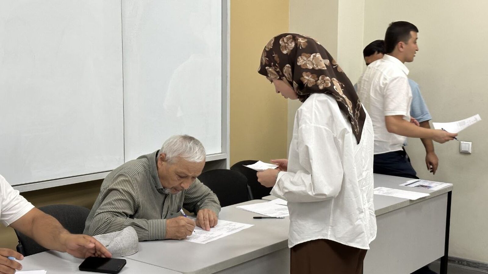 TAQUda tasdiqlangan jadval asosida texnikumni muvofaqqiyatli tamomlagan bitiruvchilarga imtihon(suhbat)lar bo‘lib o‘tmoqda