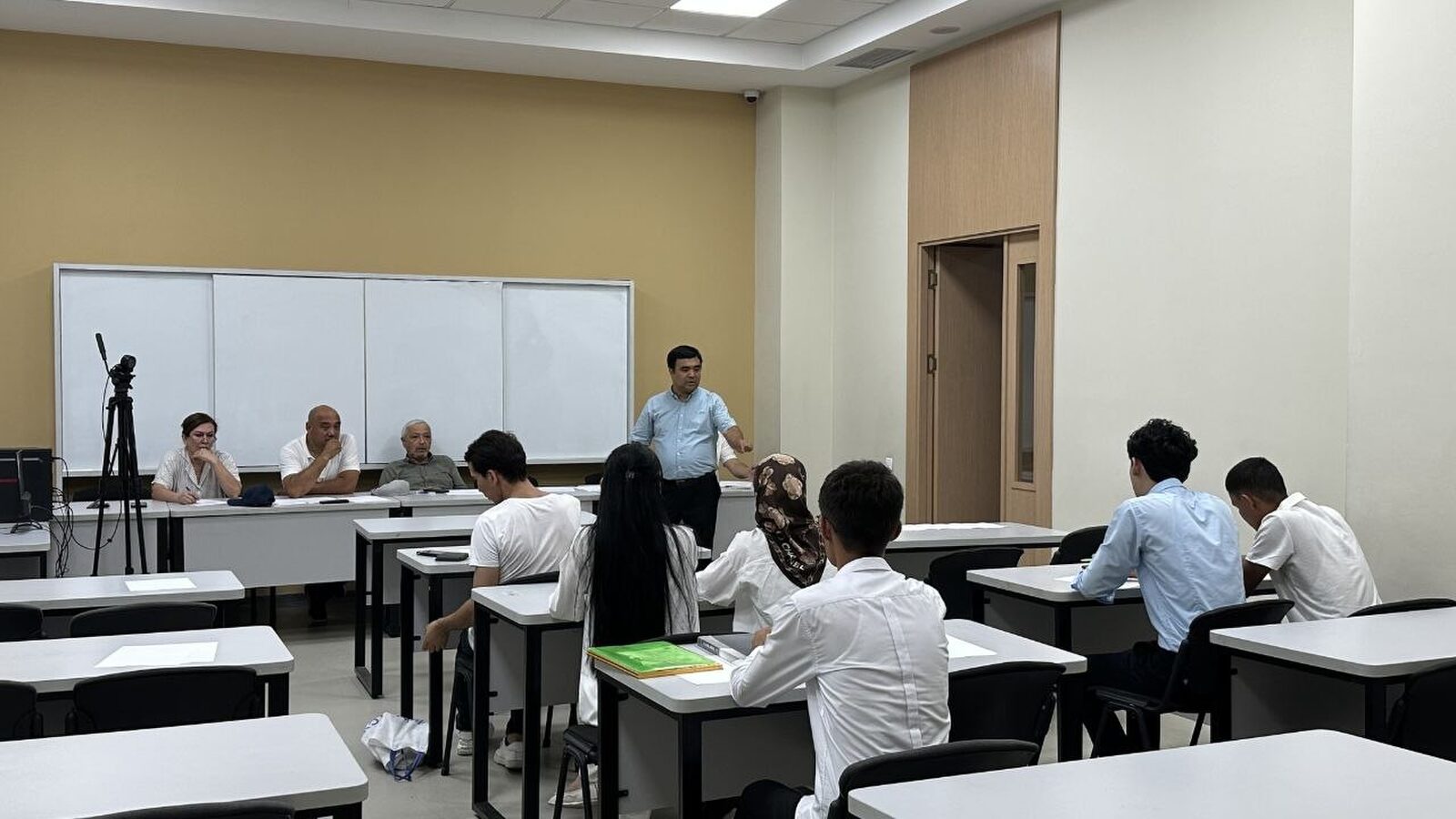 TAQUda tasdiqlangan jadval asosida texnikumni muvofaqqiyatli tamomlagan bitiruvchilarga imtihon(suhbat)lar bo‘lib o‘tmoqda